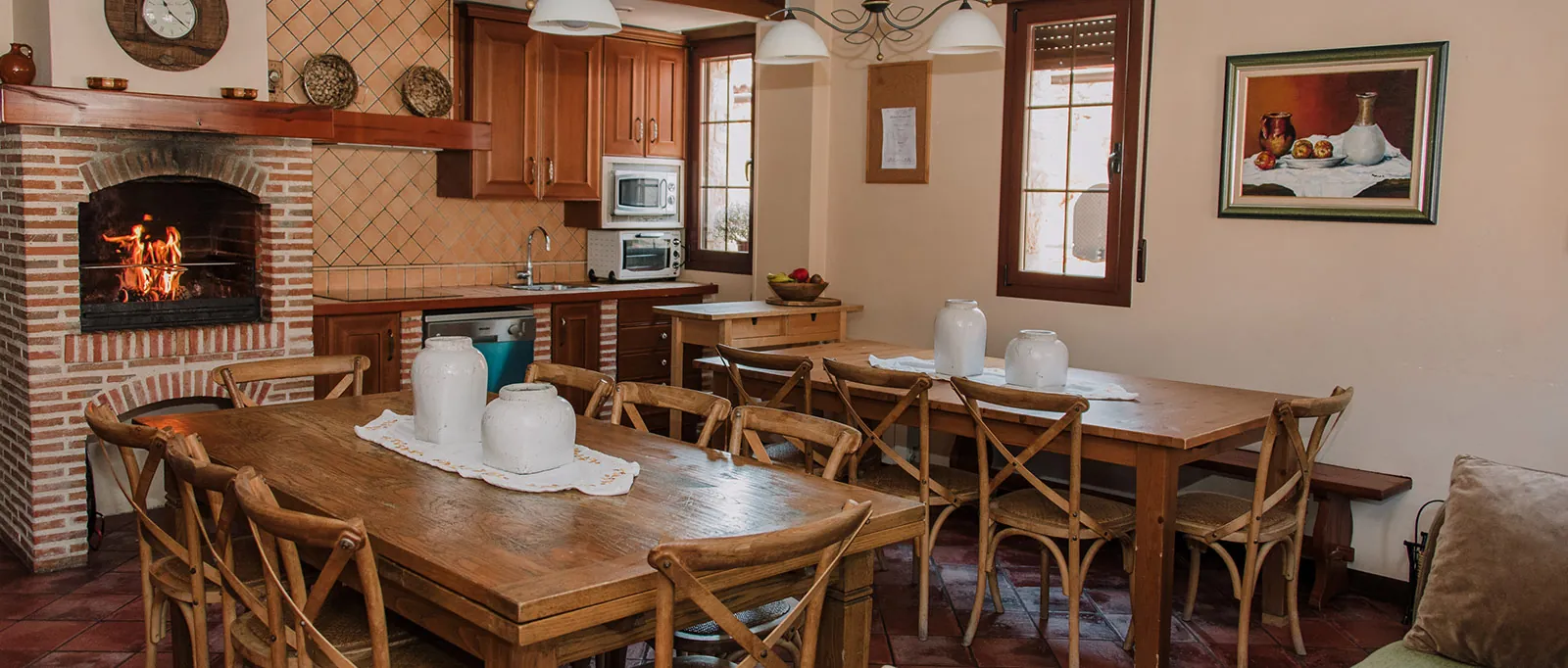 Cocina y comedor con chimenea