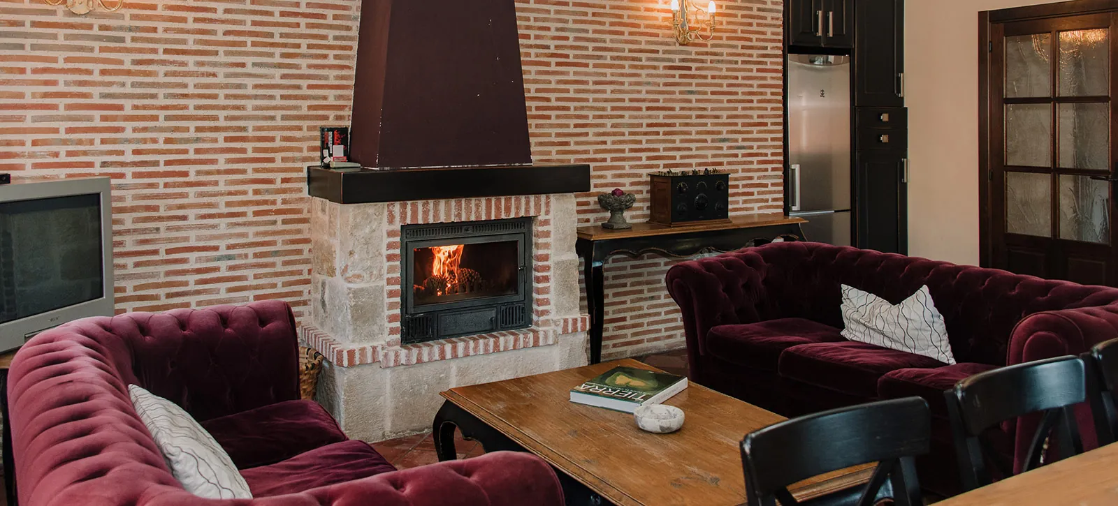 Salón con chimenea de la casa rural